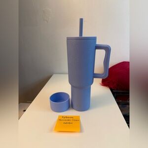 EUC Simple Modern 40 oz Trek in Ice Forget Me Not